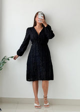 Size M Black Textured V-Neck Midi Dress