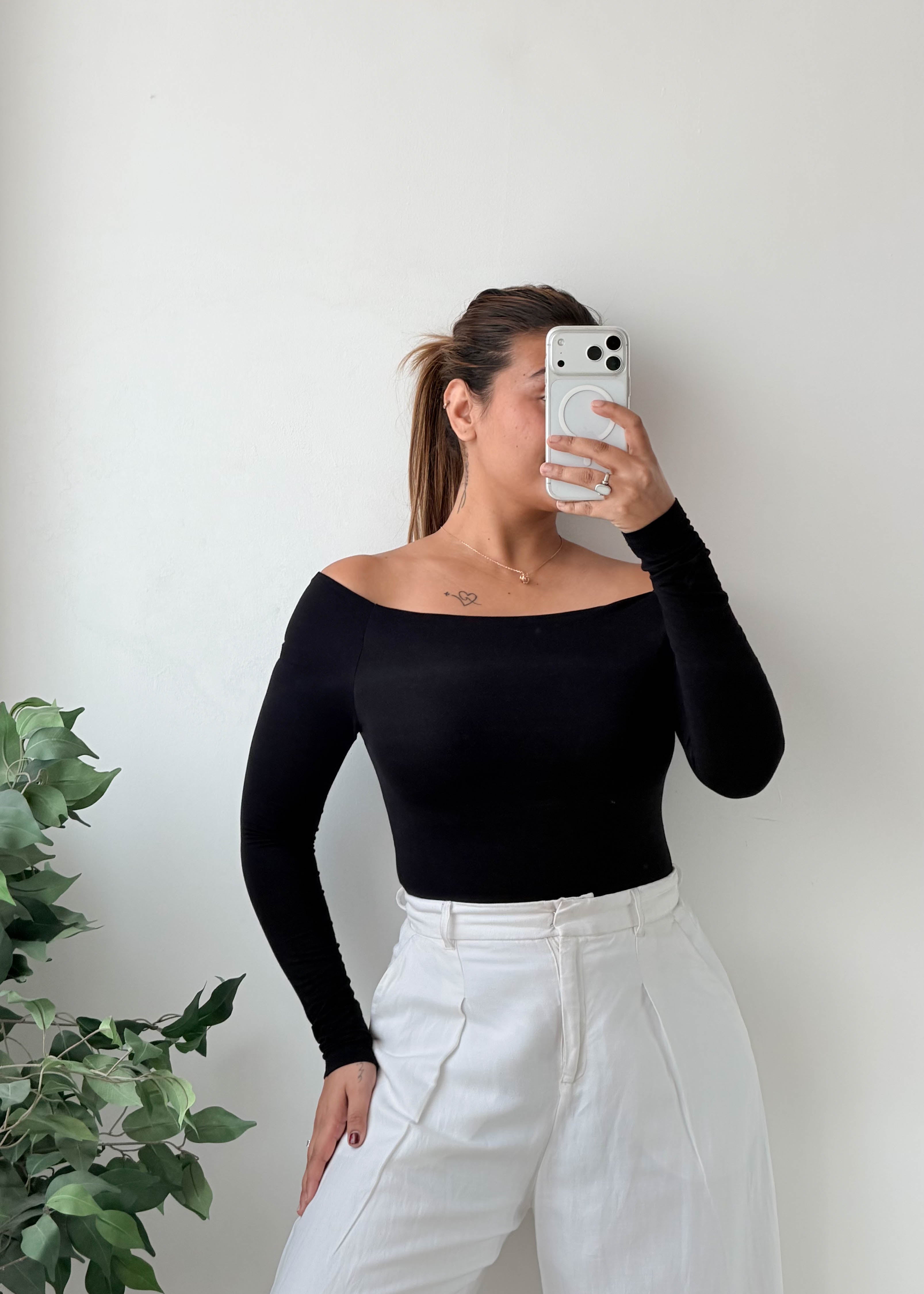 Size S-M Black Off-Shoulder Fitted Top